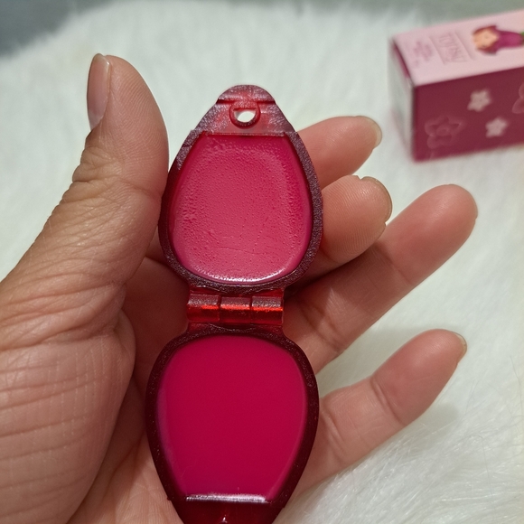 Avon Topsy Girls Strawberry Shape 2 Sides Same Red Color Lip Balm Gloss - Picture 4 of 10